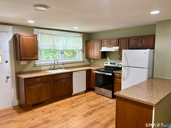 Building Photo - 565 Sylvan Ave