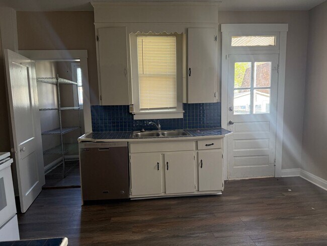 Building Photo - 823 Pine St