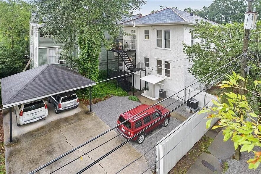 AN AERIAL VIEW OF THE BACK YARD. REAR ENTRANCE TO THE UNIT VIA WROUGHT IRON STAIRCASE. - 8 Neron Pl