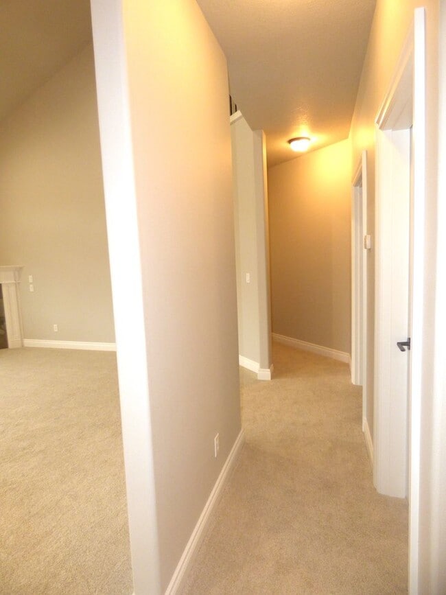 Building Photo - 5 Bedroom Home in South Salem! Near I-5