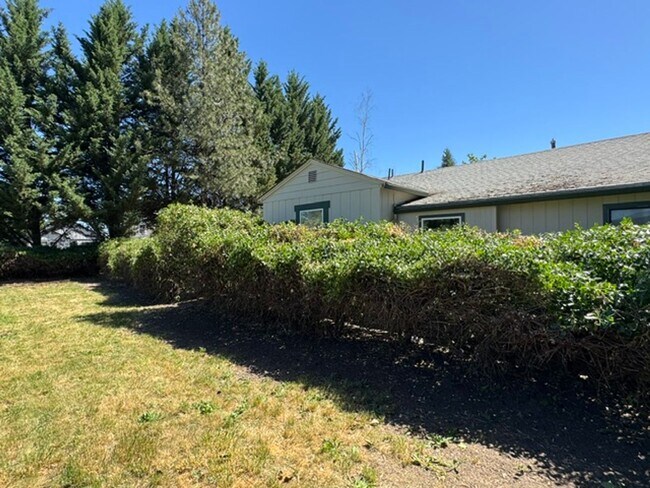 Building Photo - 2 Bed House -  Charm, Privacy, Storage and Convenience