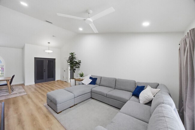 Building Photo - Pool Home