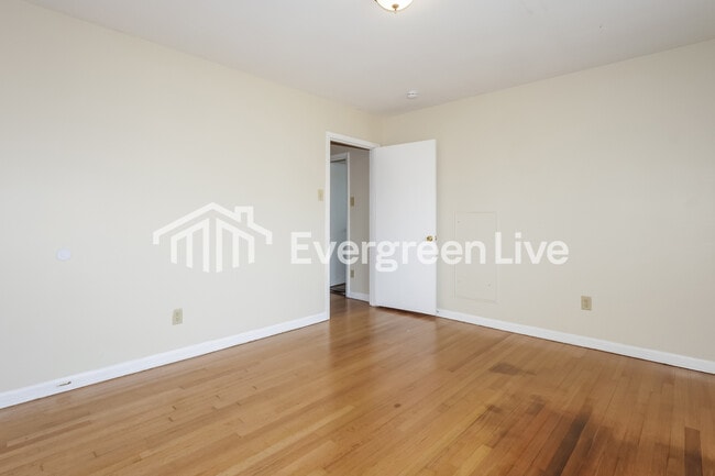 Building Photo - 4850 Summerlane Ave