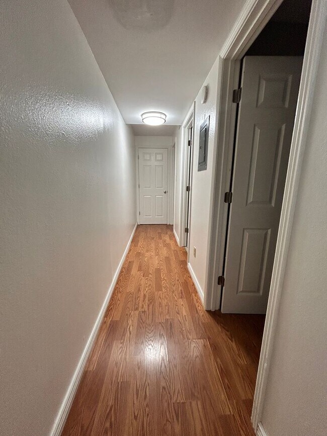 Building Photo - Spacious 2Br/1.5Ba End-Unit Townhome with Carport & Extra Storage