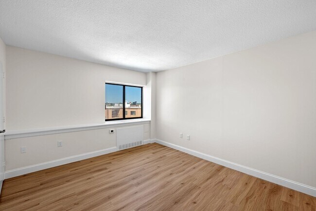 Building Photo - 300 Lynn Shore Dr