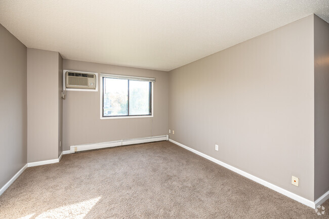 2BR, 1BA - 900 SF - 906 North Dodge Street Iowa City IA