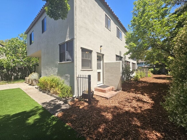 Building Photo - 4-Bedroom Single Family Home in Palo Alto-  lease take over