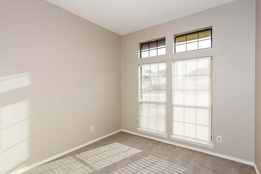Building Photo - 2110 Mesa Wood Dr