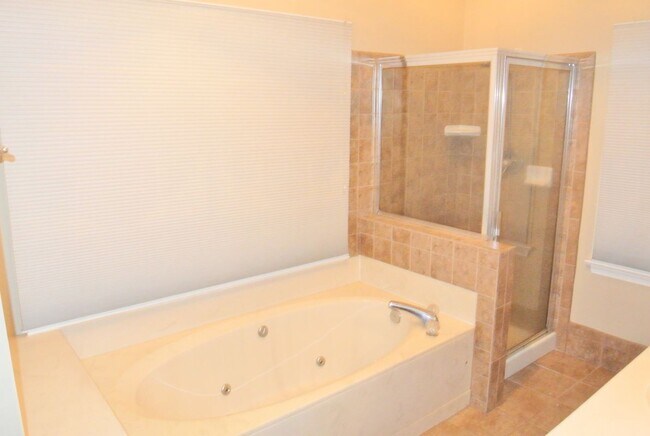 Building Photo - 2036 Hen House Dr