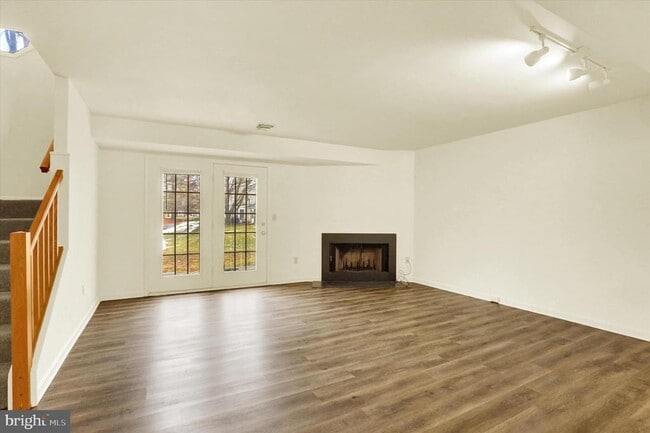 Building Photo - 903 Cambridge Ct