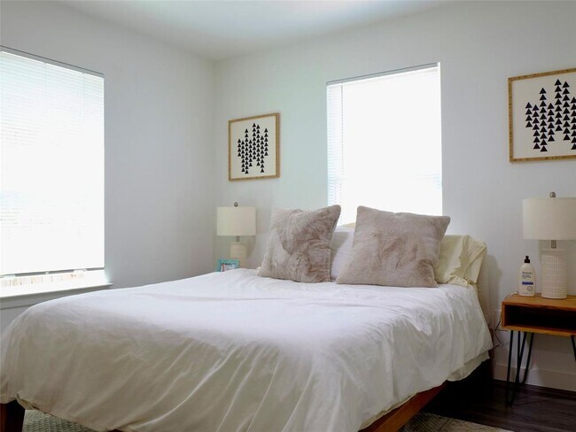 Building Photo - 1401 Marcus Pl