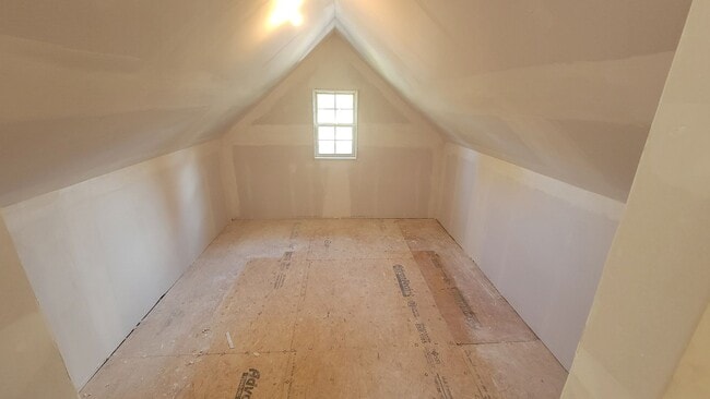 Building Photo - The 5 Bedroom You've Been Looking For!!