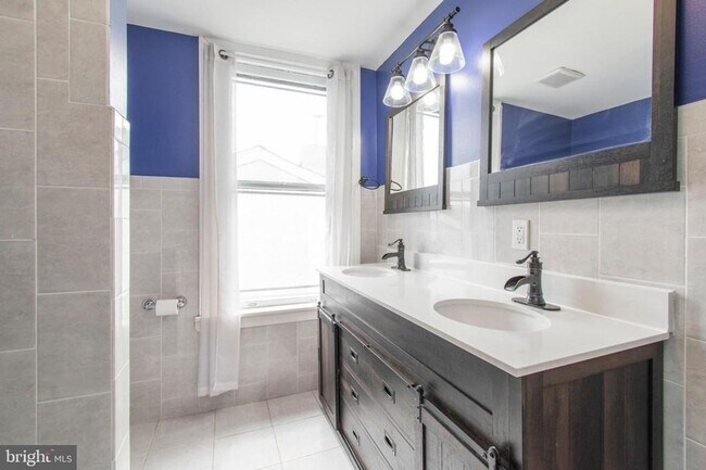 Building Photo - 4 Bedroom / 2.5 Bathroom Home in Roxborough