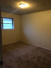 Building Photo - MOVE IN READY! The cutest duplex just off ...