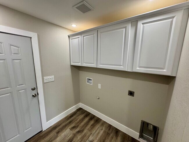 Building Photo - 313 N Llewellyn Ave