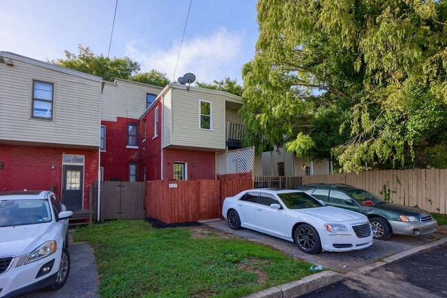 Building Photo - Beautifully Remodeled 5 Bed/1.5 Bath Townhouse-York City SD