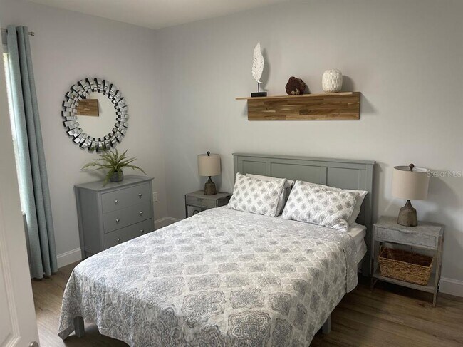 Building Photo - 690 Hadley Pl E