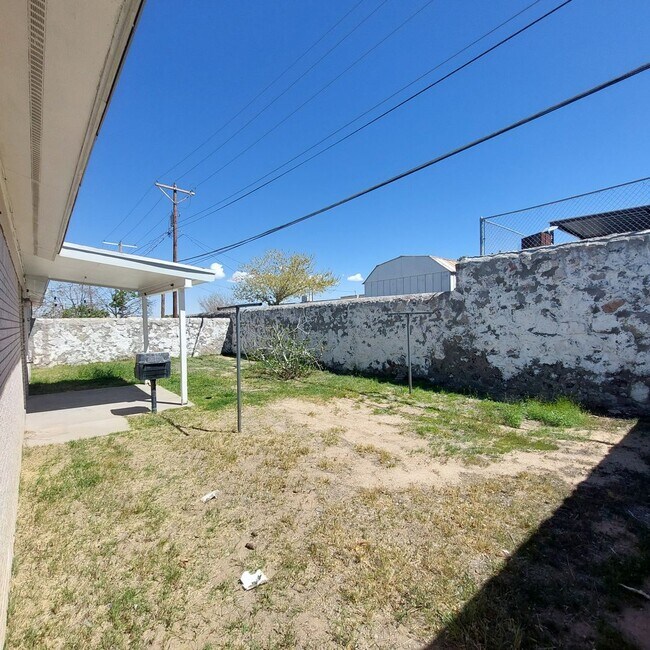 Building Photo - Welcome Home ! 3 bedroom 1.5 bath rental -DUPLEX