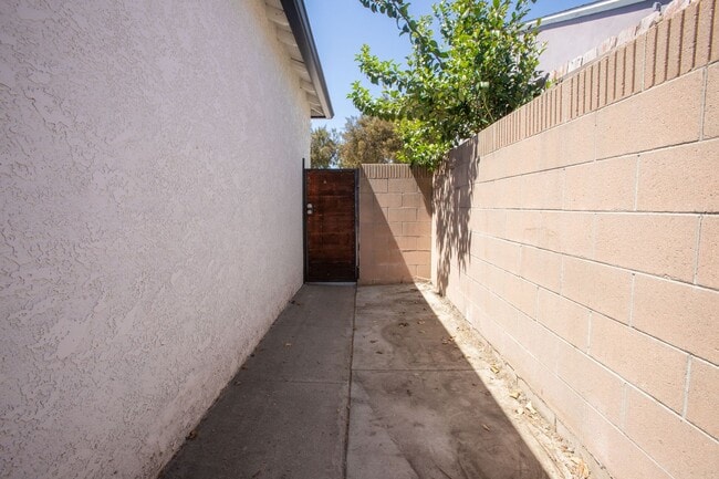 Building Photo - Lakewood Home, 2 Bedroom, 1 Bath with GREAT Backyard Space!