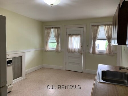 Building Photo - 256 Main St