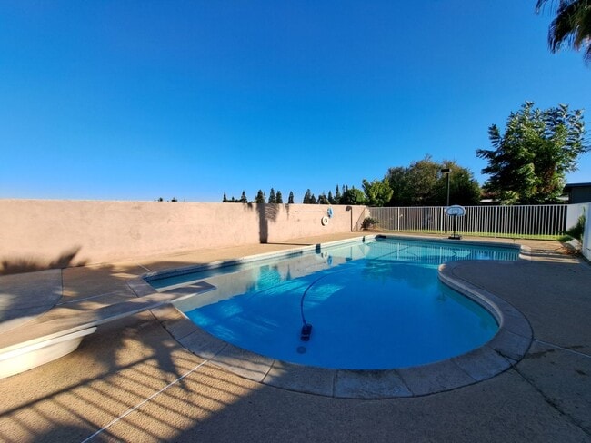 Building Photo - Beautiful 6-Bedroom Home with Pool & Outdo...