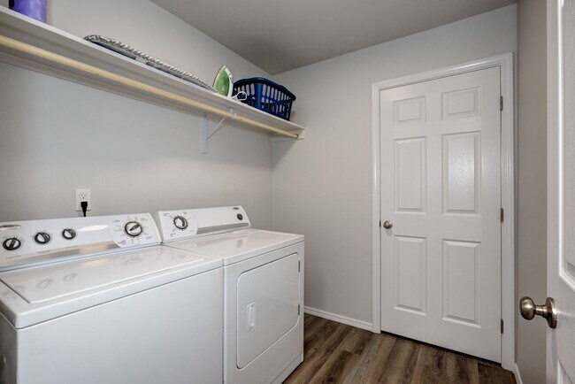 Building Photo - 4 bed 2 bath home for rent