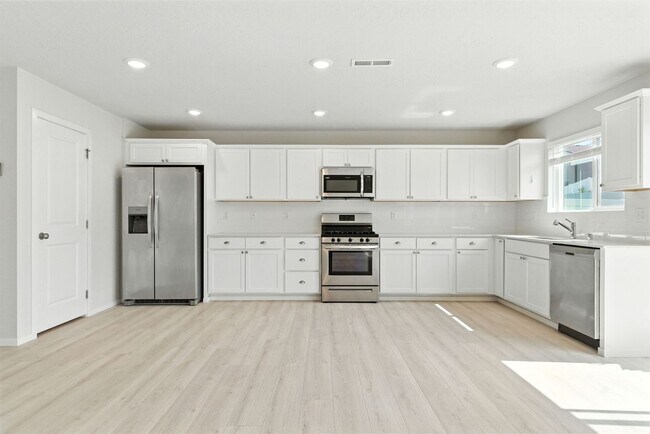 Building Photo - Beautifully Maintained Home in Coveted HOA...