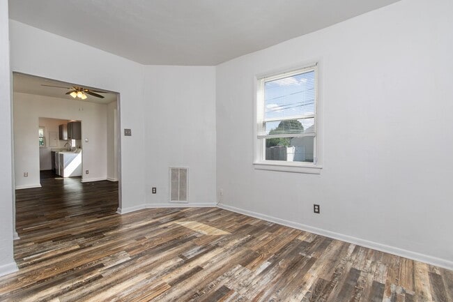 Building Photo - 2025 Peach St