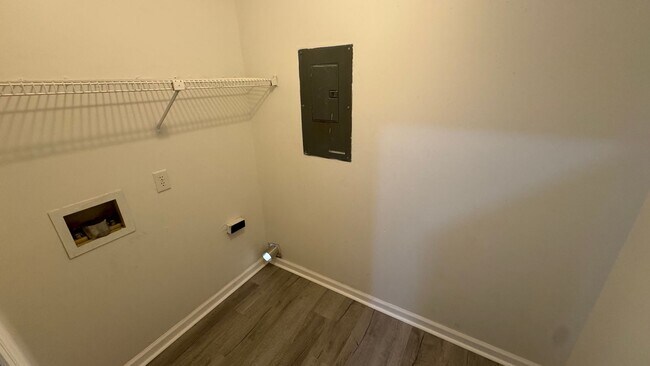 Building Photo - Beautifully Renovated 3-Bed, 2-Bath Townhome
