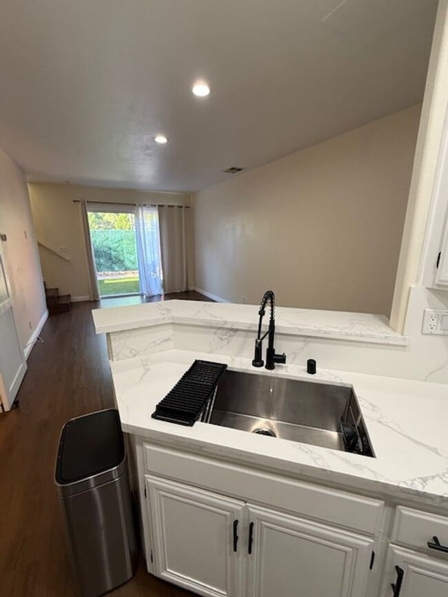 Building Photo - 2 bed 1.5 bath in Dakota Community in Wago...
