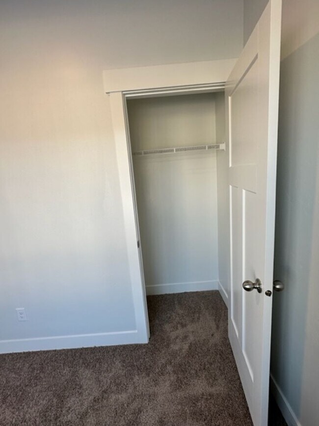 Building Photo - Gorgeous Condo!