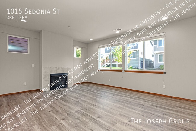 Building Photo - 1015 Sedonia St