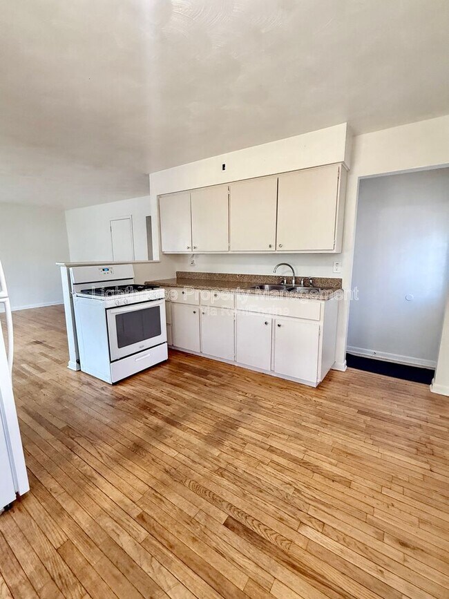 Building Photo - 2108 Woodbine Ave
