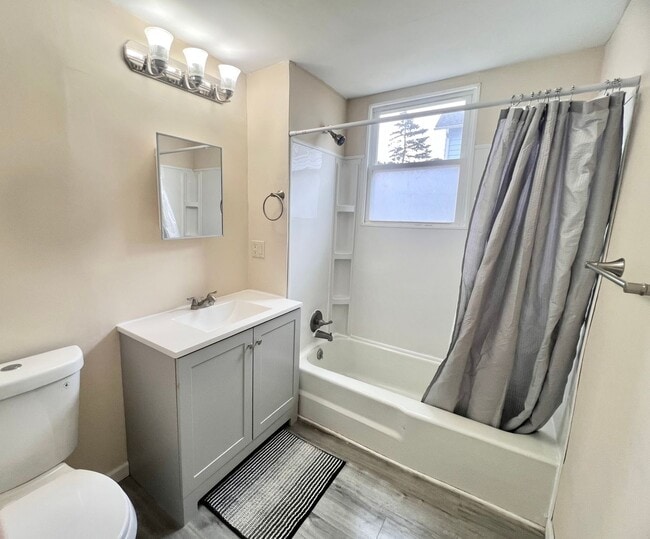 Building Photo - 4-Bedroom/2-Bath Home for Rent in Clinton, IA