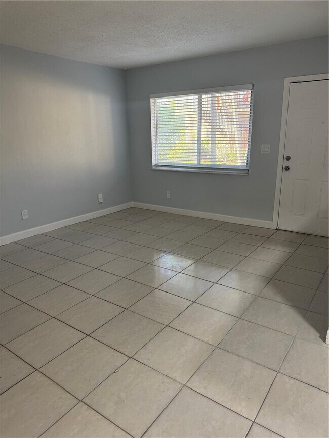 Building Photo - 3050 NE 5th Terrace