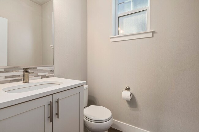 Building Photo - Stunning 3BD/3BATH Home in the Heart of Hi...
