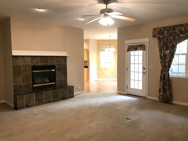Building Photo - Beautiful 3 Bedroom 2 Bathroom House  **2 Weeks Free Rent**