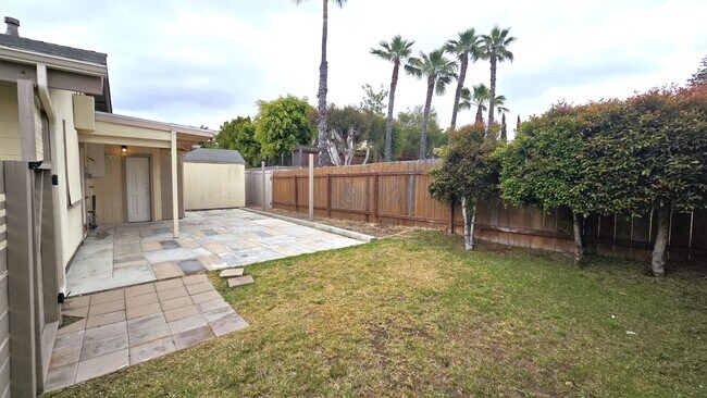 Building Photo - Lovely, 2Bd/2BA Single Story House: Large ...