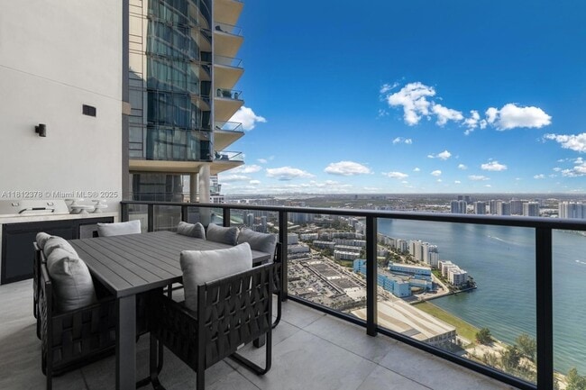 Building Photo - 18555 Collins Ave
