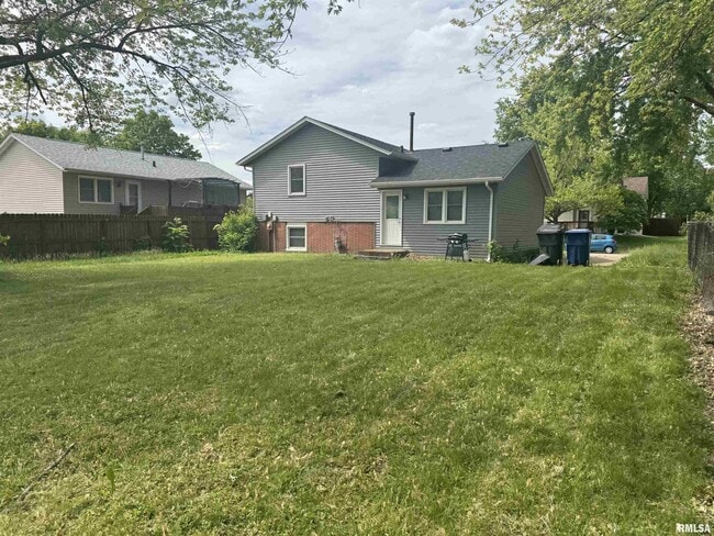 Building Photo - 1841 Valley Dr