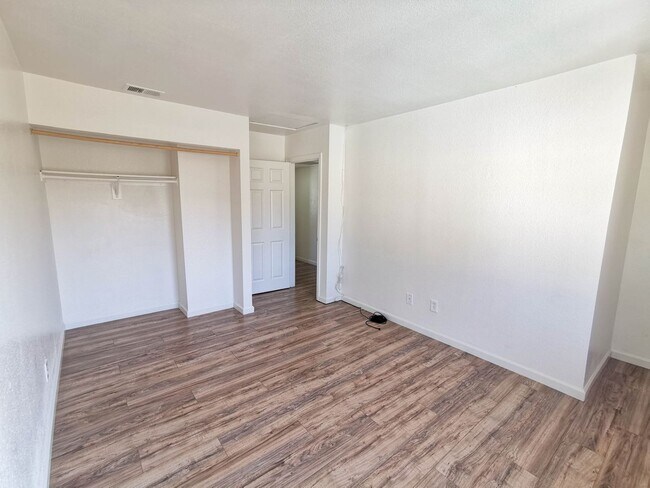 Building Photo - Beautiful 2 Bed / 1.5 Bath Two-Story Condo in Spring Valley