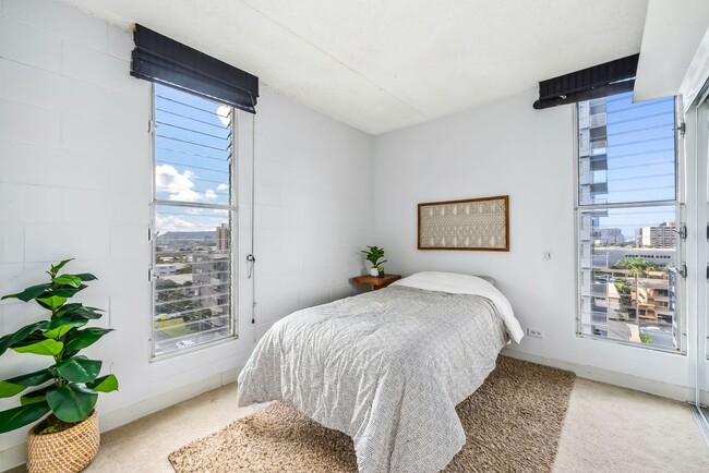 Building Photo - Punahou Pulelehua 2 Bedroom 1 Bathroom 1 Parking 7th Floor Condominium