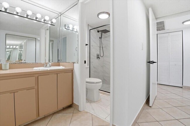 Building Photo - 9410 Tangerine Pl