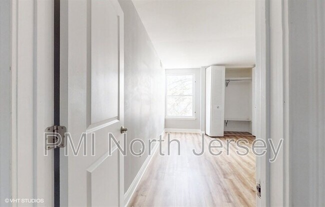 Building Photo - 462 River Rd