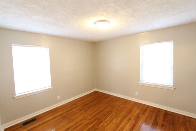 Building Photo - New On the Market - South Eastlake - Newly...