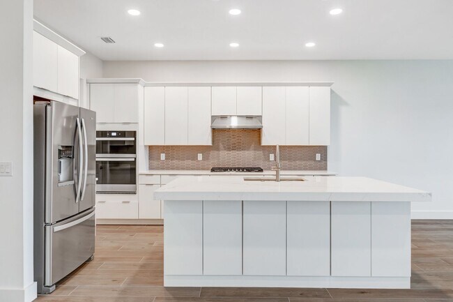 Building Photo - ** SEVEN SHORES ** 3+DEN / 2.5 BATH - BRAND NEW HOME! - LUXURY AMENTITES - PET OK - ANNUAL RENTAL