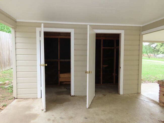 Building Photo - Charming 3 Bedroom, 2 Bath Home w/Den!