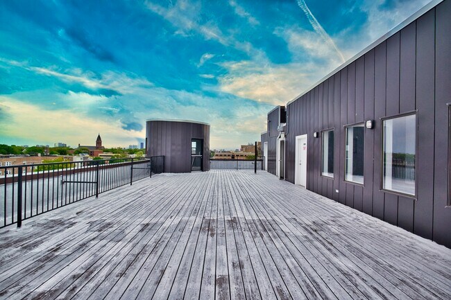 Building Photo - 2515 W Lawrence Ave