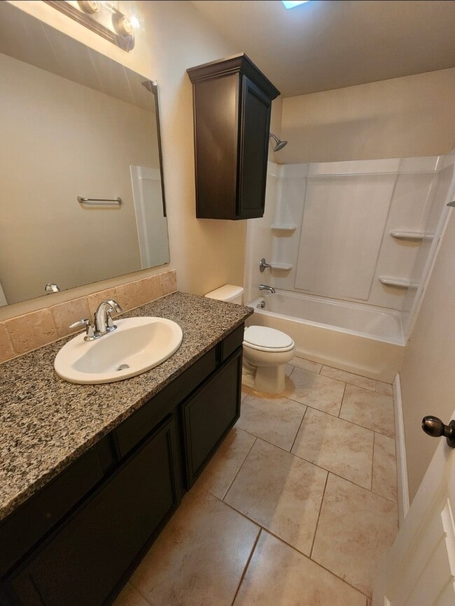 Building Photo - 3 bed 2 bath 2 car garage in Lone Star Trails!