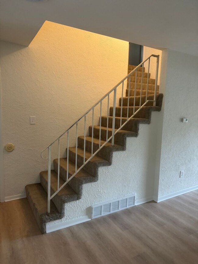 Building Photo - Charming 1.5 story duplex in SW Columbia